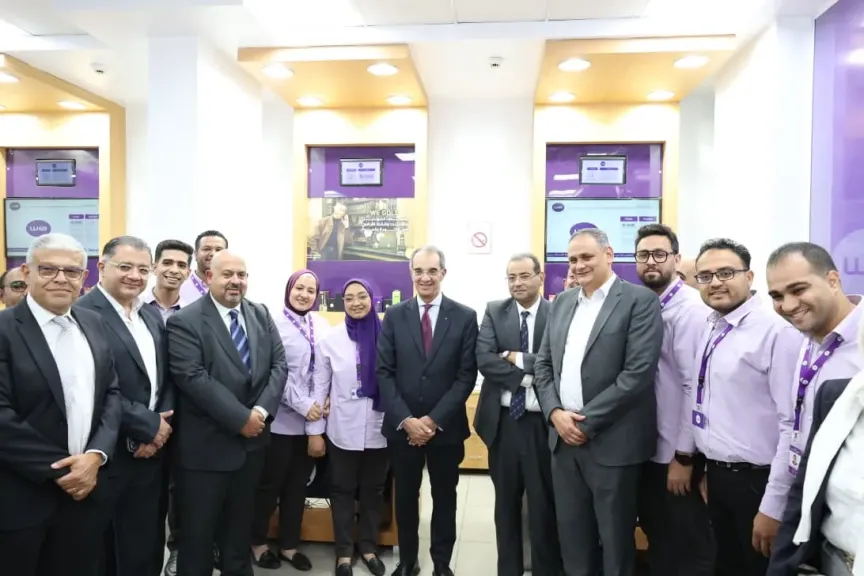 وزير الاتصالات خلال زيارته الاقصر وقنا