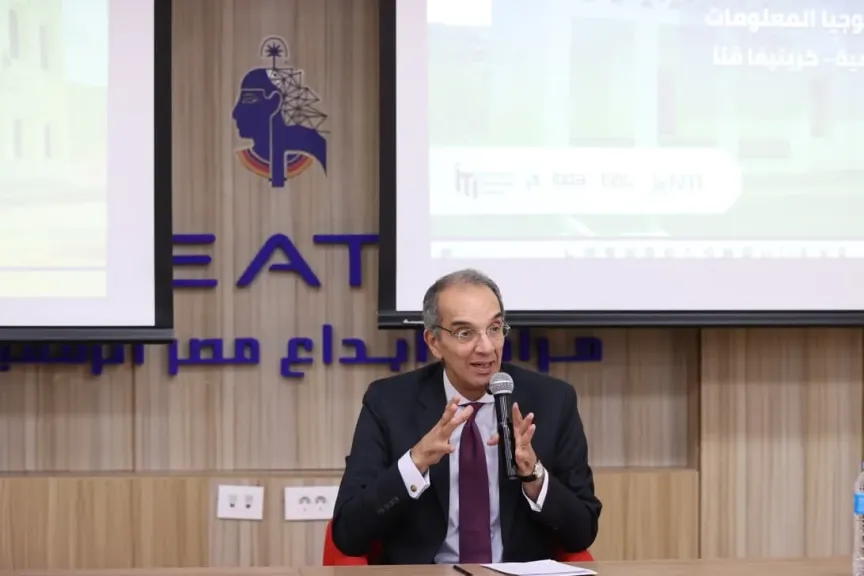 وزير الاتصالات يلتقى مجموعة من المتدربين والمهنيين المستقلين وخريجى البرامج التدريبية فى ”كريتيفا” بقنا