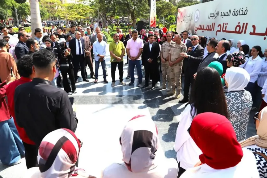 رئيس جامعة عين شمس يشهد افتتاح معرض ”يد تبني ويد تحمل السلاح”
