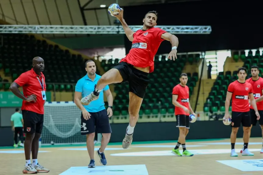 بعثة رجال يد الأهلي تغادر إلى المغرب للمشاركة ببطولة إفريقيا