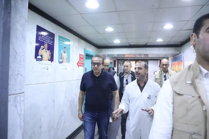 وزير الصحة يُجري جولة مفاجئة بمستشفى منشية البكري العام ويوجه بسرعة توفير شبكة انترنت بوحدة الرعاية المركزة