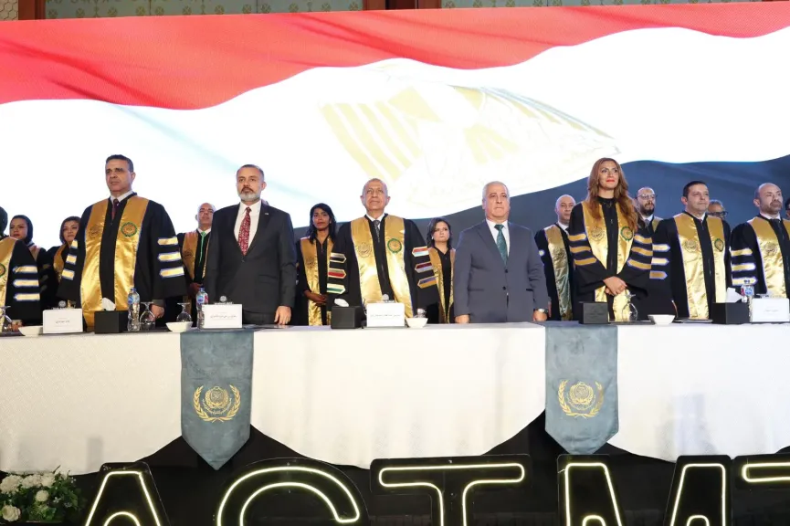 الأكاديمية العربية للعلوم والتكنولوجيا تحتفل بتخريج دفعة جديدة من كلية الدراسات العليا في الإدارة بفرع القرية الذكية