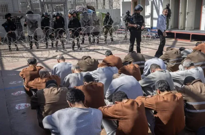 بدء نقل الأسرى الفلسطينيين المقرر الإفراج عنهم من السجون الإسرائيلية وسط ترقب دولي وتفاؤل حذر