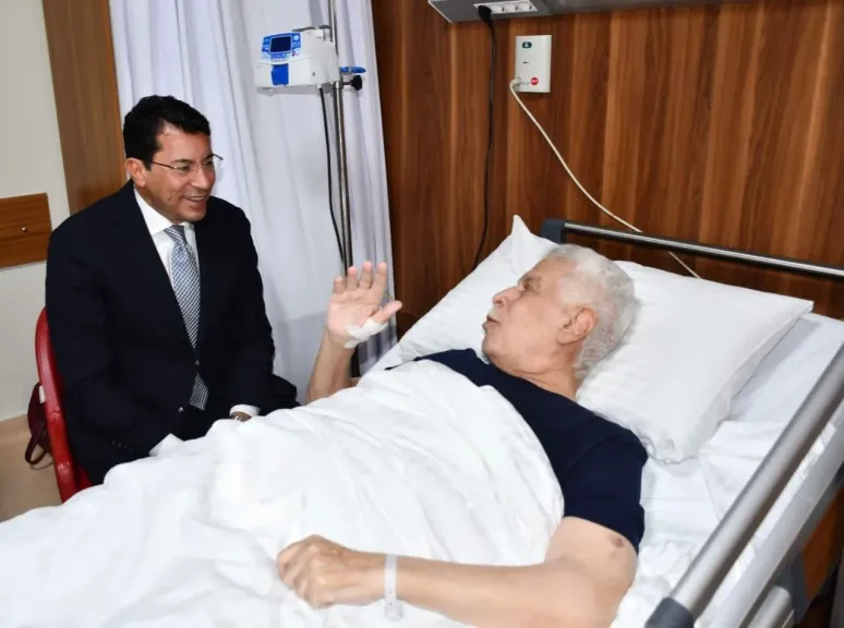 وزير الرياضة يطمئن على الحالة الصحية للكابتن حسن شحاته