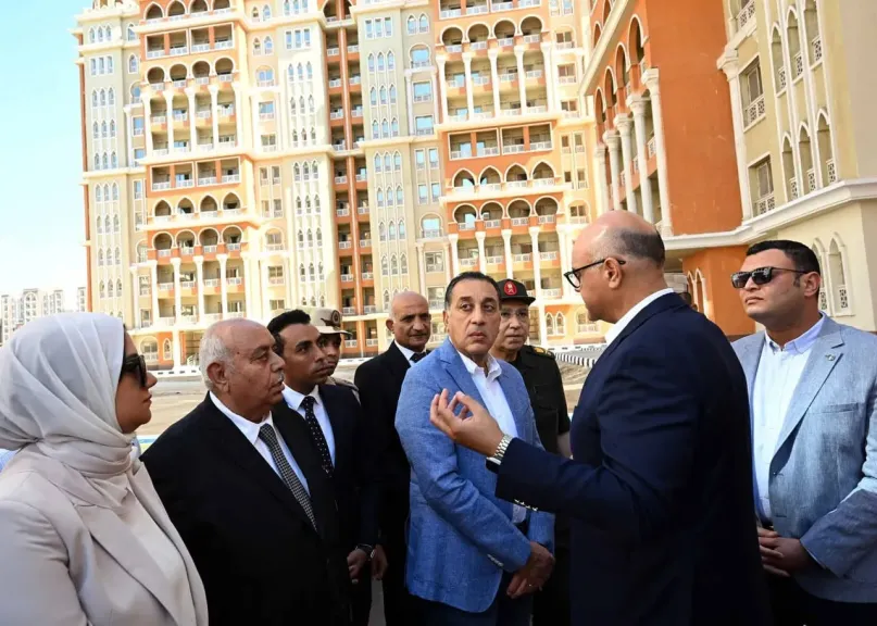 رئيس الوزراء يتفقد مشروعات القليوبية.. طفرة تنموية شاملة في الصحة والطرق والصناعة