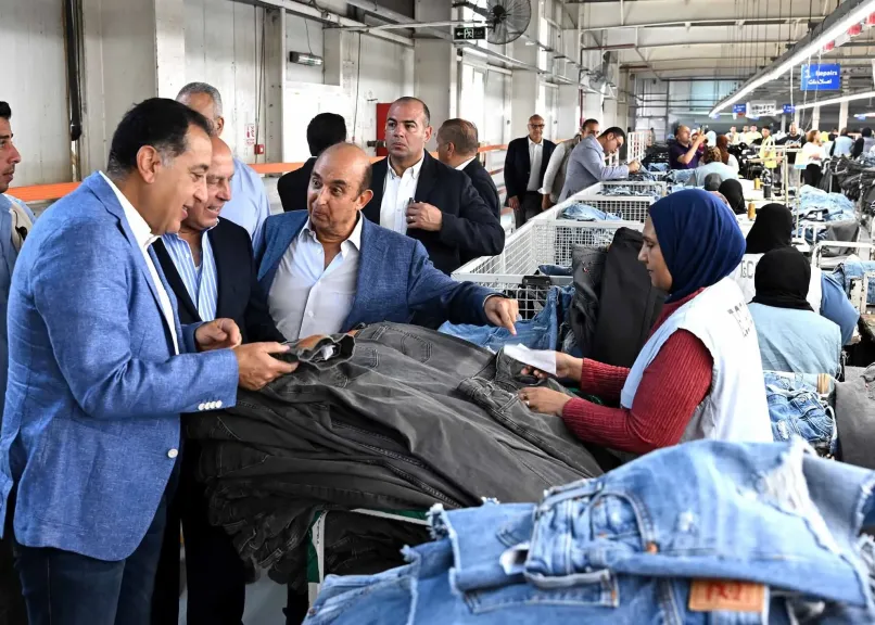 مدبولي يتفقد مصنع ”تي آند سي” بالقليوبية: 7200 وظيفة وتصدير الإنتاج إلى أكثر من 50 دولة