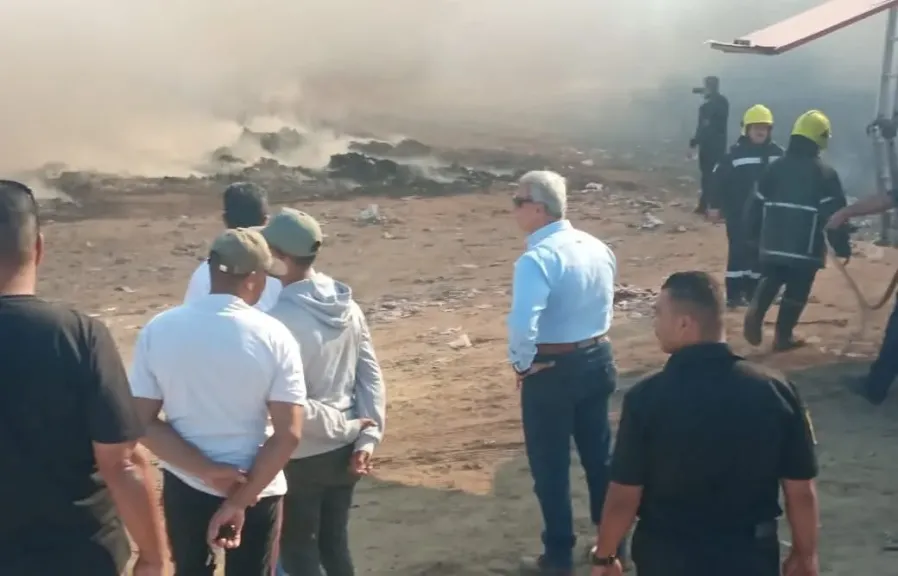 السيطرة على حريق اندلع في 3 مخازن بمنطقة أرض الشادوف بحي الزهور ببورسعيد دون وقوع إصابات