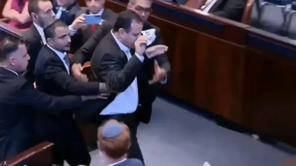 النائب العربي أيمن عودة يقاطع كلمة الرئيس الأميركي