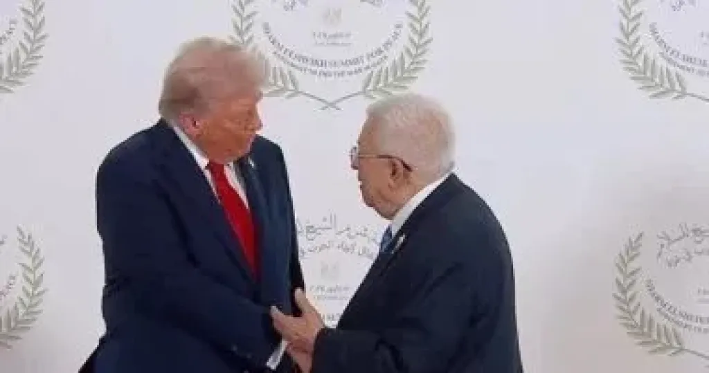 صورة واحدة.. ورسالة قوية: ترامب وأبو مازن يتصافحان في شرم الشيخ