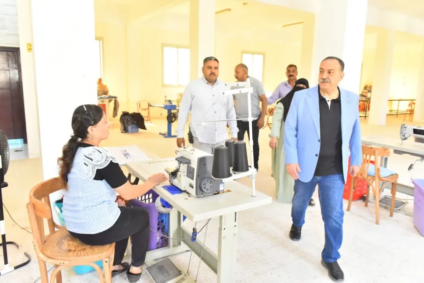 محافظ أسيوط يتابع إنتاج مشغل الخياطة بالمجمع الحرفي بالشامية ويؤكد نحول القرى إلى مراكز إنتاج حقيقية