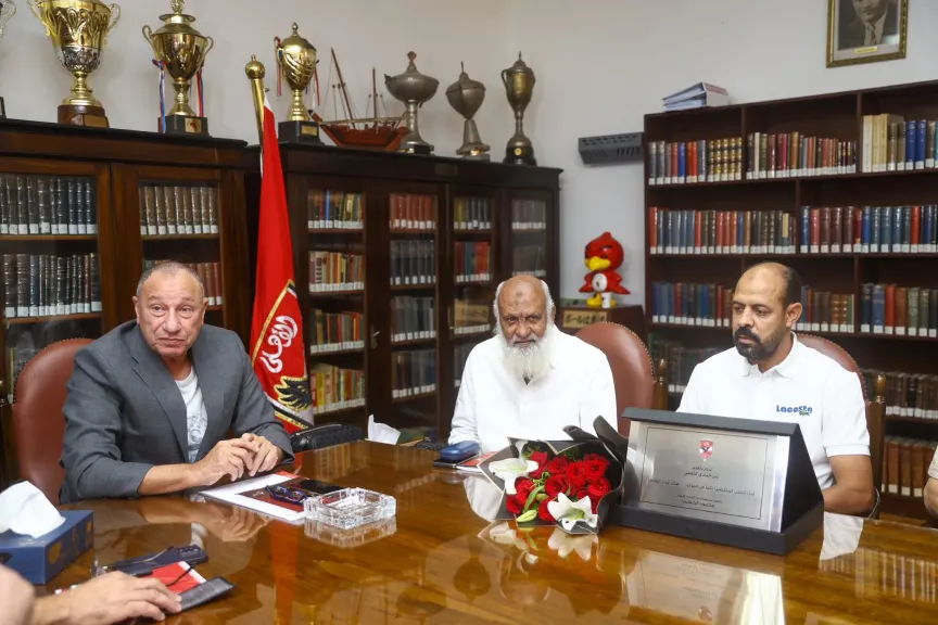 الخطيب يُكرم عماد النحاس تقديرًا لجهوده مع الأهلي