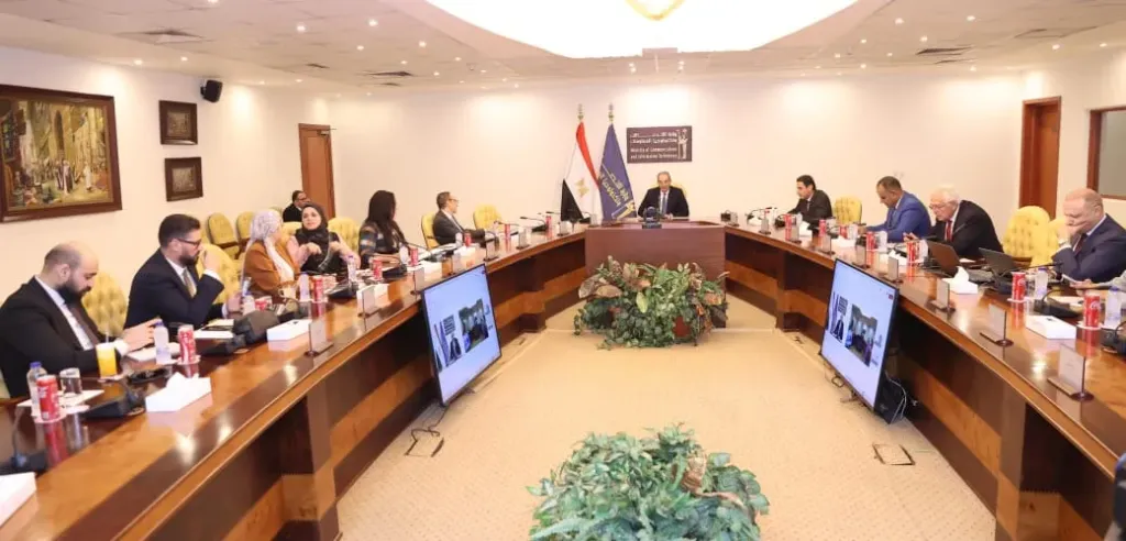 «عمرو طلعت» يجتمع بأعضاء لجنة حماية حقوق مستخدمى الاتصالات