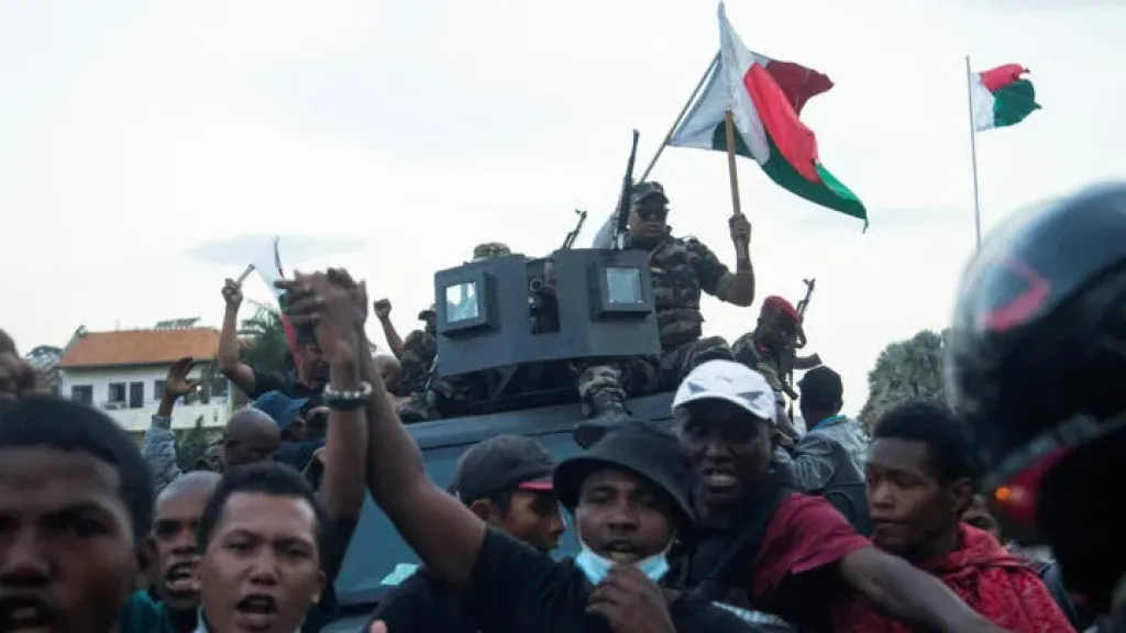 جيش مدغشقر.. يعلن توليه على السلطة بعد مغادرة راجولينا البلاد