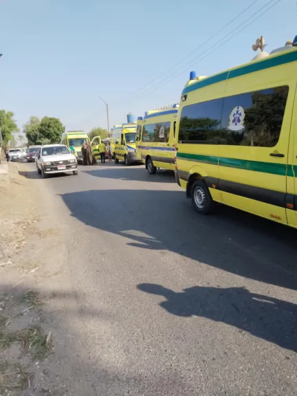 13 شخصًا بينهم سيدات.. ننشر أسماء مصابي حادث تصادم سيارتين في قنا