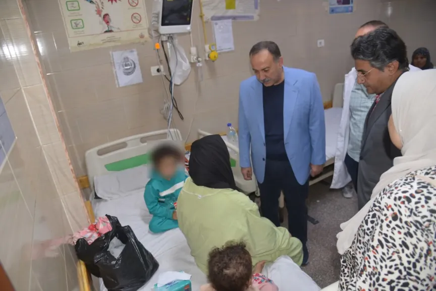 محافظ أسيوط يزور الأطفال المصابين في حادث سقوط تروسيكل بمنقباد ويطمئن على حالتهم الصحية