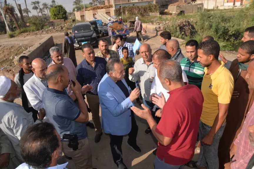 محافظ أسيوط يتفقد موقع حادث مصرف قناطر حواس ويوجه بإقامة سور حماية وإزالة المخلفات