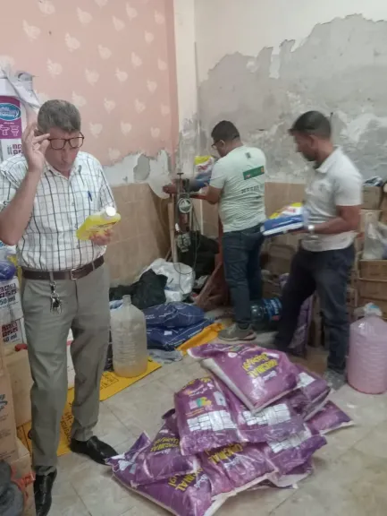 مداهمات مفاجئة تنتهي بضبط سلع بدون فواتير ومنتهية الصلاحية داخل الأسواق بالقليوبية