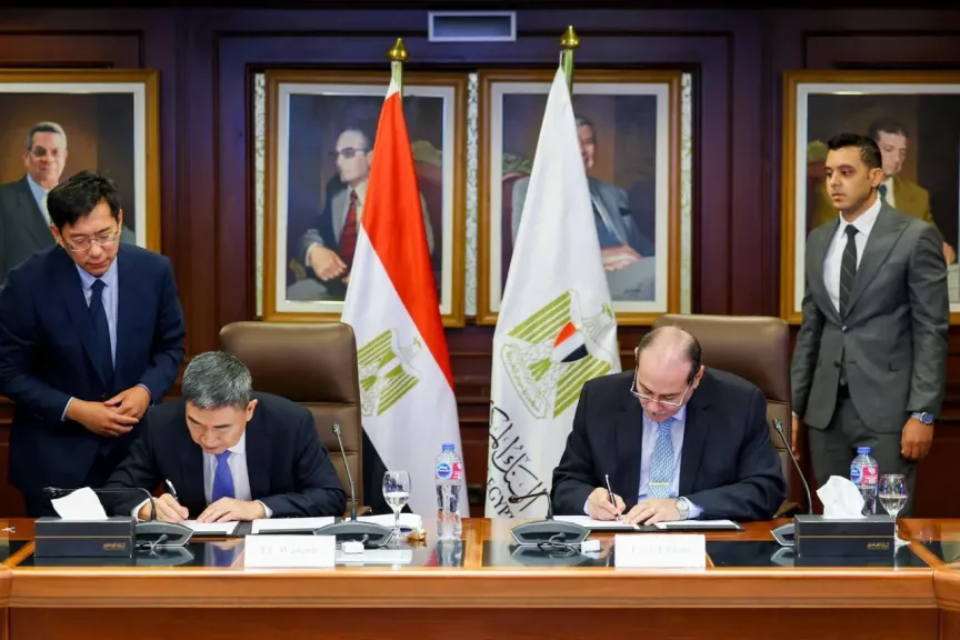 نائب محافظ البنك المركزي المصري ونائب وزير الإدارة الوطنية الصينية للتنظيم المالي يوقعان مذكرة للتعاون المشترك