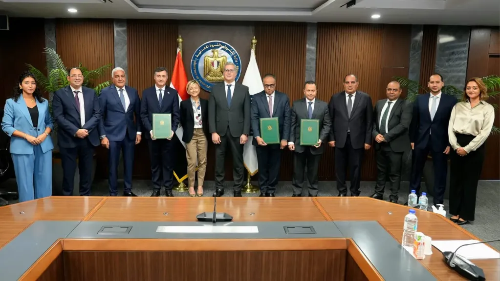 وزير البترول يشهد توقيع تمديد عقد تنمية حقل بلطيم شرق بين ”إيني” و”بي بي