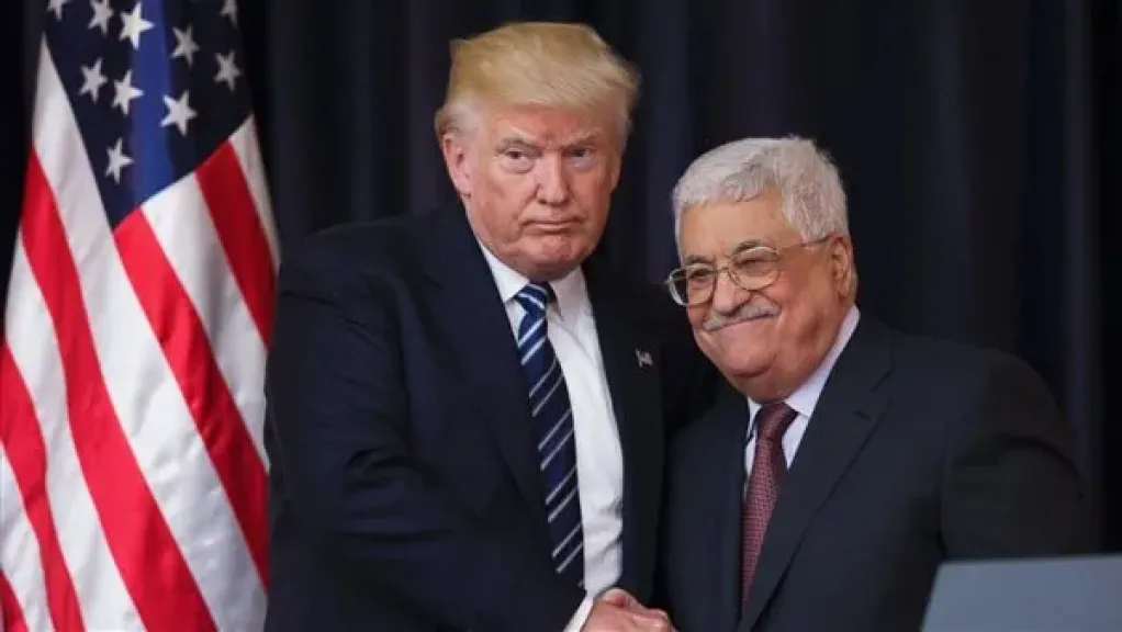 لماذا بدا ترامب مكرها علي مصافحة ابومازن