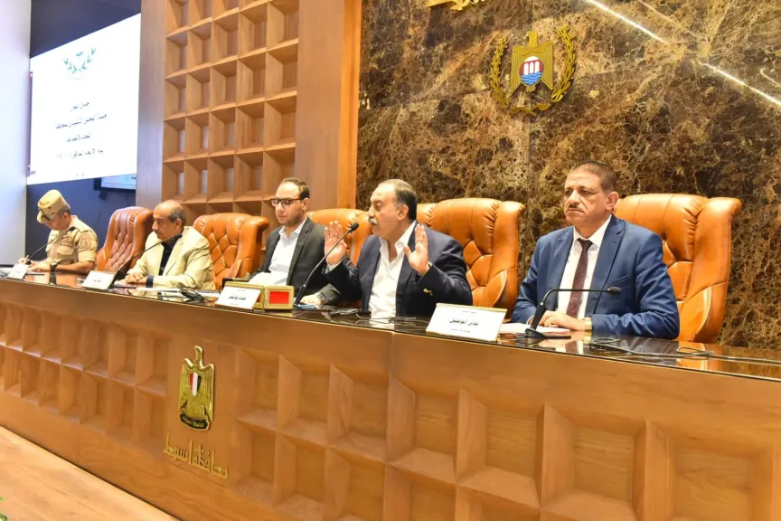 محافظ أسيوط يترأس المجلس التنفيذي ويؤكد إجراءات صارمة ضد المركبات غير الآمنة وتوجيهات عاجلة لتأمين المصارف وتحسين الخدمات