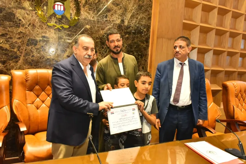 محافظ أسيوط يكرم مواطناً أنقذ أطفال ”تروسيكل منقباد” من الغرق.. نموذج مشرف يجسد معاني الشهامة والإنسانية