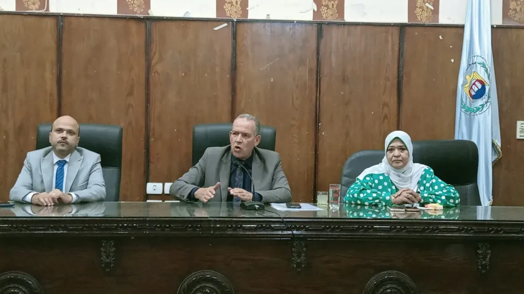 مدير تعليم أسيوط لمديرى الإدارات التعليمية: انزلوا المدارس وتابعوا الانضباط وتطبيق معايير الجودة