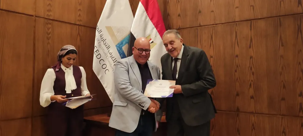 الوكيل يوزع شهادات خريجي البرامج التدريبية لاخصائي الموارد البشرية