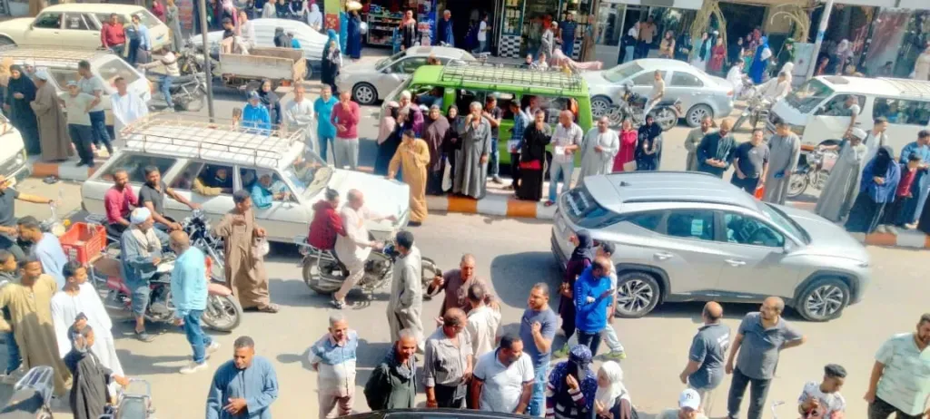 بغرض السرقة.. لص مسلح يقتحم محل ذهب والأهالي يسلمونه للشرطة في قنا