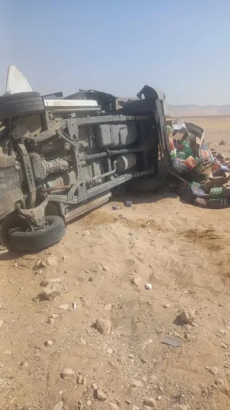 عرقلت الطريق.. انقلاب سيارة نقل محملة مواد غذائية وإصابة السائق على صحراوي قنا