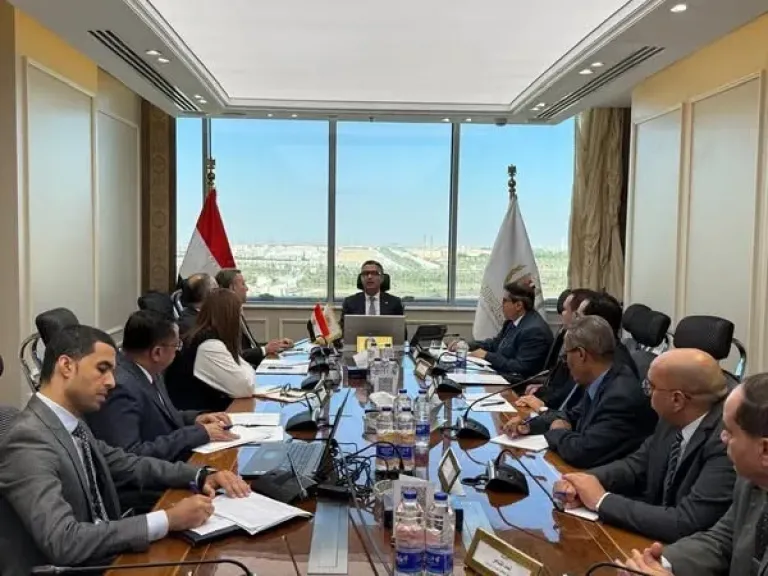 وزير التموين يتابع من غرفة العمليات المركزية استقرار الأسواق وتوافر السلع بعد تطبيق الأسعار الجديدة للمنتجات البترولية