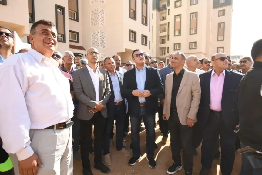 وزير الإسكان يتفقد طرق ووحدات الإسكان الأخضر بمدينة حدائق العاشر من رمضان