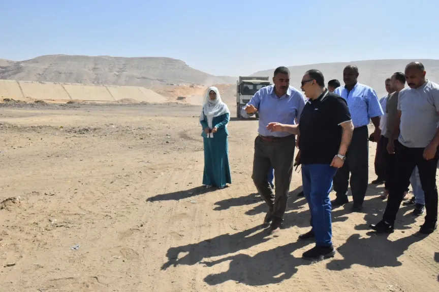 محافظ أسيوط يتابع أعمال المحور التنموي الجديد بين البداري وطريق البحر الأحمر ويوجه بزراعة جانبي الطريق