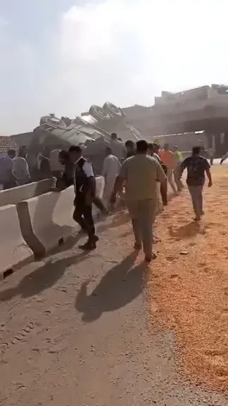 انقلاب سيارة محملة بالقمح على الطريق الإقليمي بالمنوفية