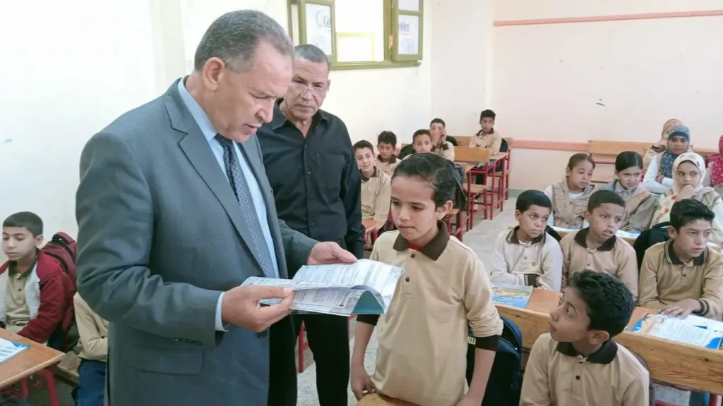 مدير تعليم أسيوط يحيل مدير مدرسة الطليعة بالعتامنة والقيادة الثانية وبعض الموجهين والمتابعين للشؤون القانونية لتقصيرهم فى أداء عملهم