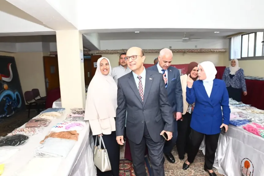 الدكتور المنشاوي يفتتح المعرض الخيري السادس والعشرين للملابس بكلية التمريض جامعة أسيوط