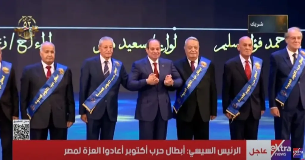 في لحظة مليئة بالمشاعر والتقدير.. الرئيس السيسي يكرم أبطال أكتوبر في الندوة التثقيفية الـ42