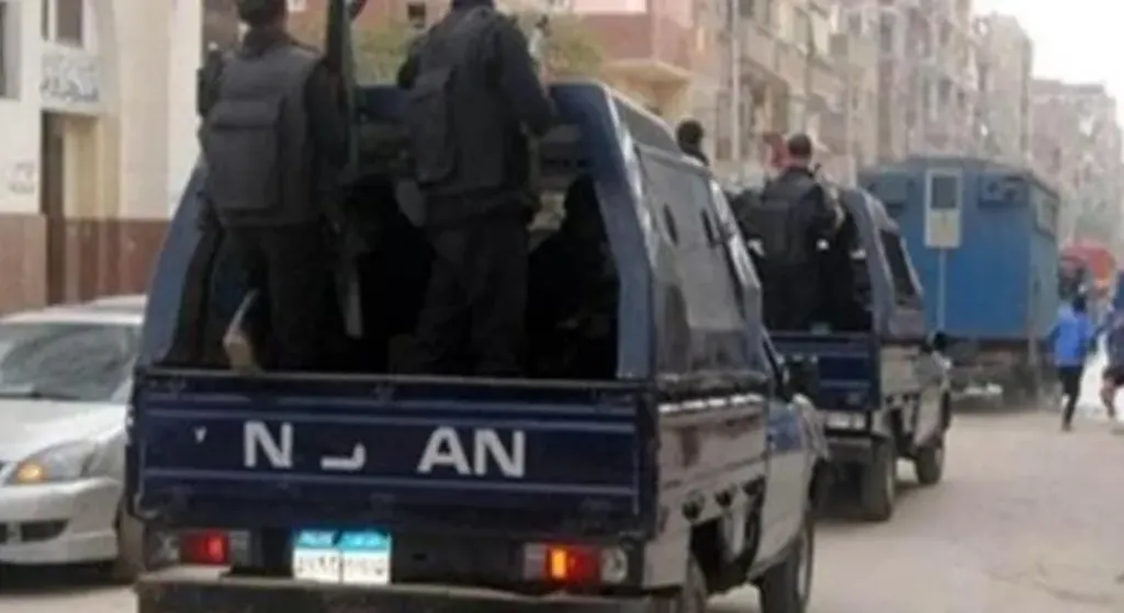 بها شبهة جنائية.. العثور على جثة شاب ملقاة على الطريق في قنا