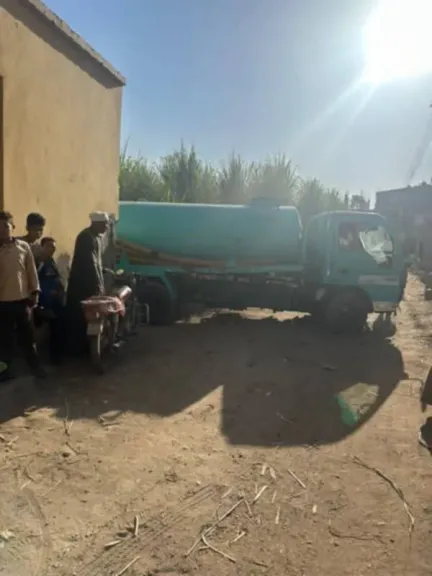 ضبط والتحفظ على سيارة كسح تلقي بحمولتها بإحدى الترع في قنا