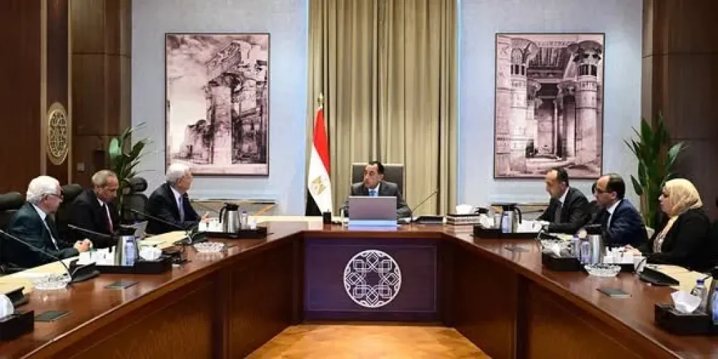 مدبولي: أولوية متقدمة لملف التحول الرقمي على أجندة عمل الحكومة بالنظر إلى أثره الإيجابي في تطوير العمل الحكومي وتيسير إجراءات المواطن والمستثمر