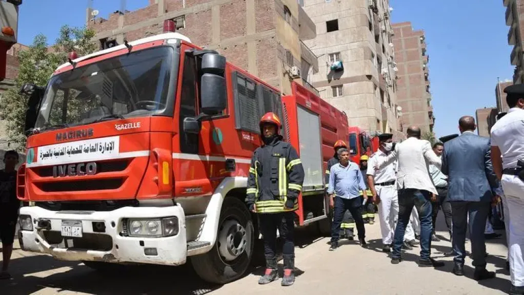 معاينة لكشف ملابسات اندلاع حريق بمخزن خردة فى أبو العلا