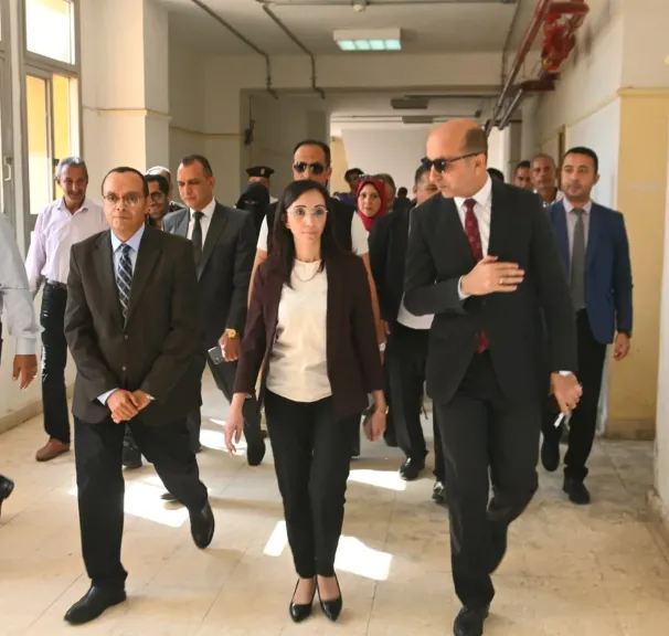 محافظ البحيرة ورئيس جامعة دمنهور يتفقدان الجامعة الأهلية بالبستان