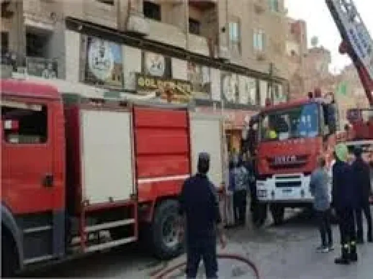 ماس كهربائي وراء حريق عقار بأبو الغيط.. والحماية المدنية بالقليوبية تسيطر