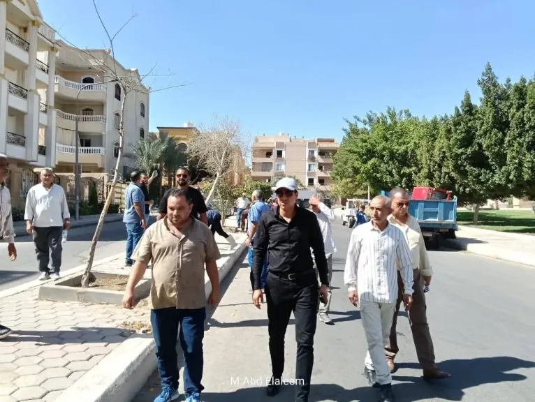 ”رئيس جهاز العبور” يستمع لشكاوى السكان ويوجه بسرعة الاستجابة وتحسين الخدمات بالحي التاسع