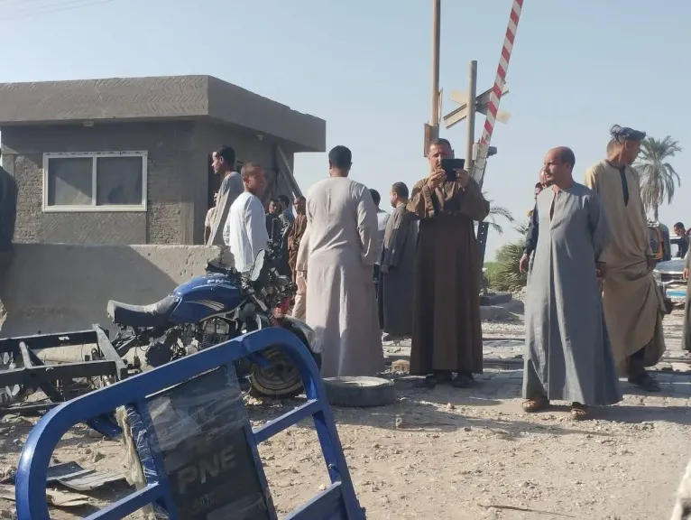 جثته تحولت أشلاء.. مصرع شاب دهسًا أسفل عجلات القطار في قنا