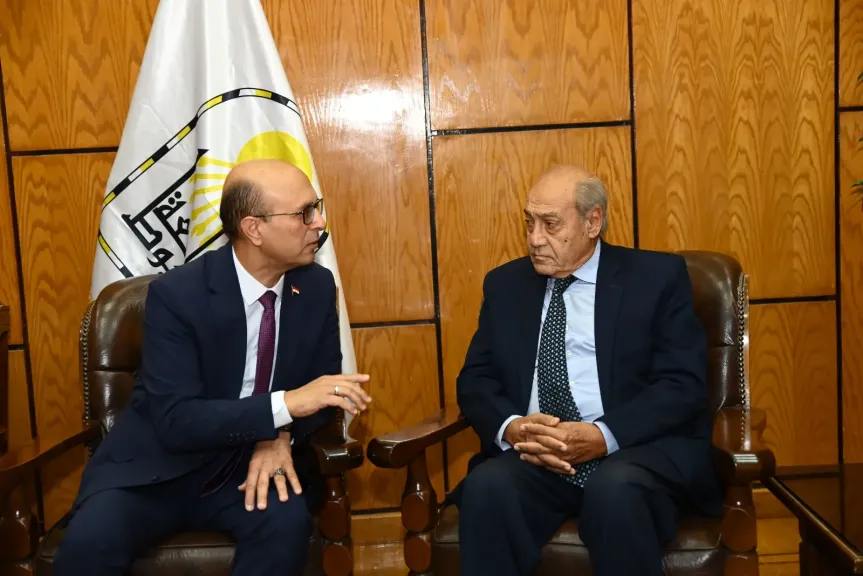 رئيس جامعة أسيوط يستقبل القيادات التنفيذية والعسكرية والإعلامية استعدادًا لانطلاق احتفالية انتصارات أكتوبر المجيدة