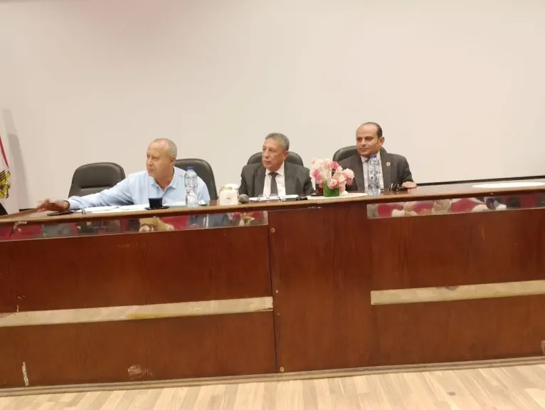 وكيل ”تعليم البحيرة” يناقش الموقف التنفيذى للأعمال الإنشائية الجارية بالمدارس