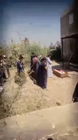 من أمام المشرحة.. ننشر صور صلاة الجنازة على عامل دهسه القطار خلال ذهابه لعمله في قنا