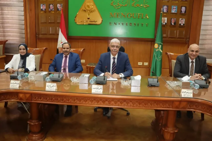 رئيس جامعة المنوفية يتراس إجتماع لجنة الإحتفال بعيد الجامعة  ال ٤٩