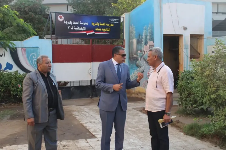 خلال جولة مفاجئة.. مدير «تعليم الجيزة» يستبعد مدير مدرسة ويكرم آخر